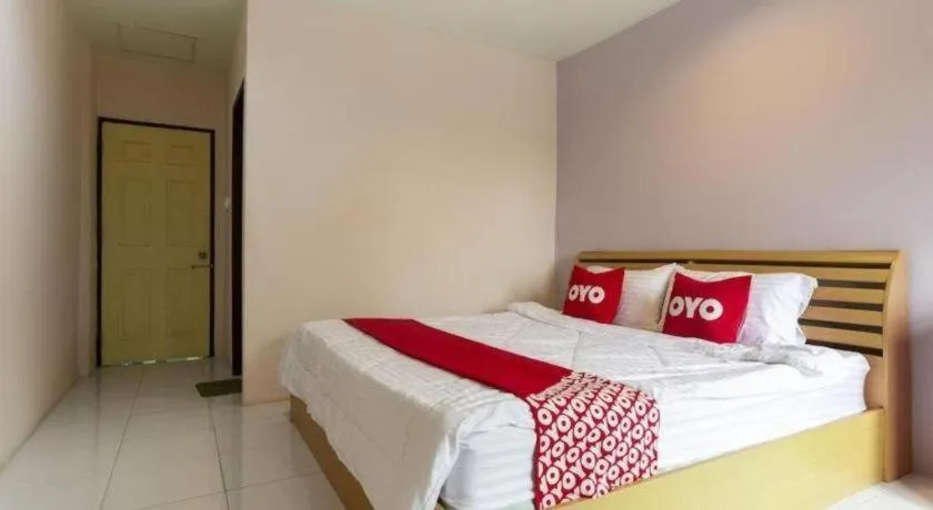 Bed in OYO 75356 Thipsiri Lodge