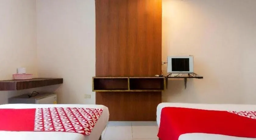 Bed in OYO 75356 Thipsiri Lodge