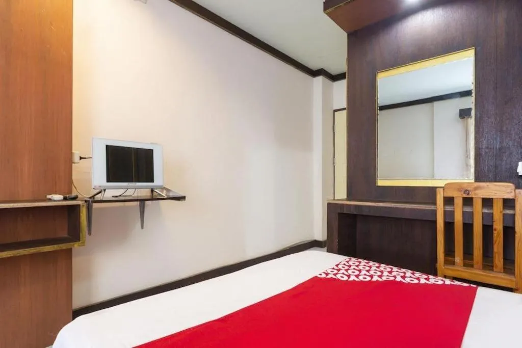 Bed in OYO 75356 Thipsiri Lodge