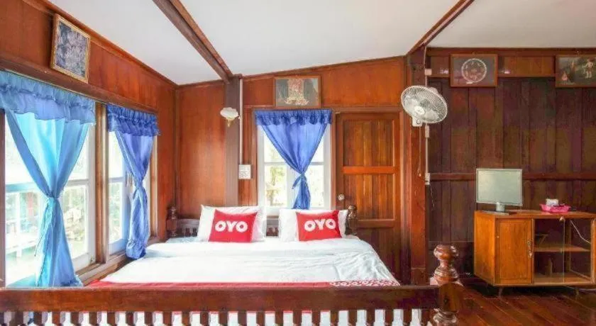 Bed in Raknatee Resort