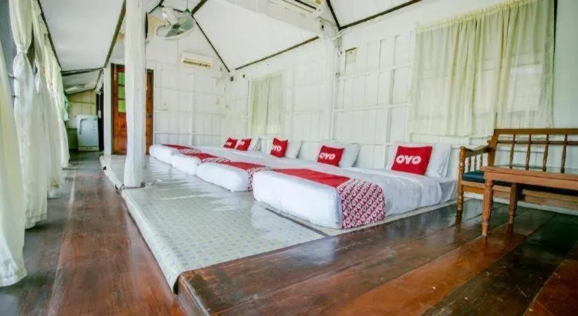 Bed in Raknatee Resort