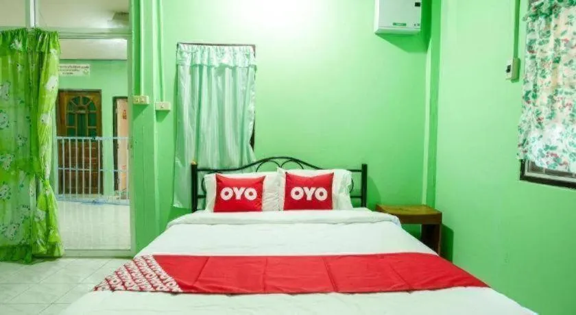 Bed in Raknatee Resort