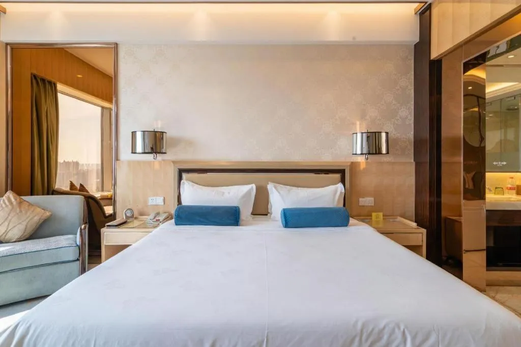 Bed in Shanghai Fuyue Hotel