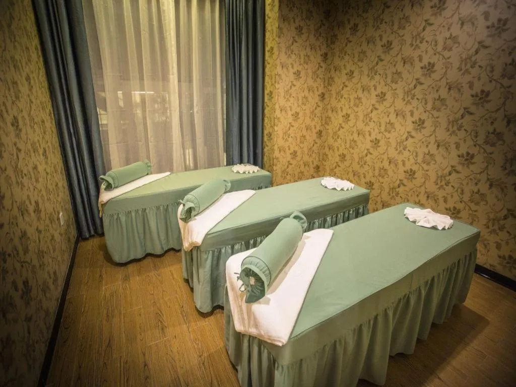 Bed in Shanghai Fuyue Hotel