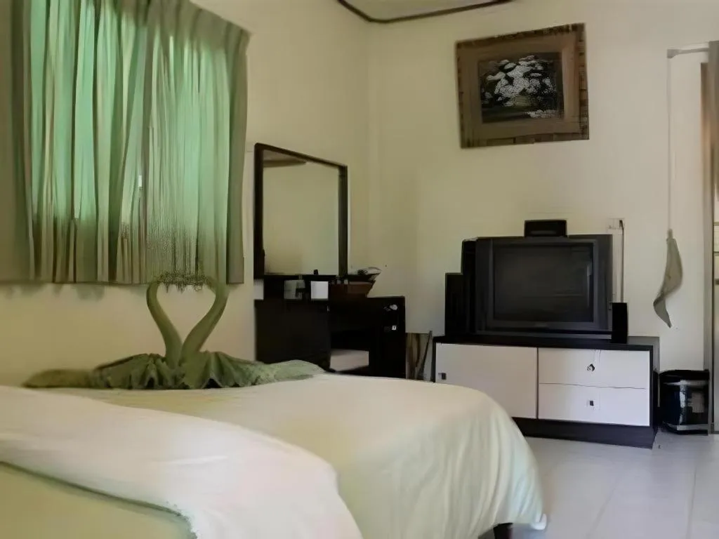 Bed in Green Cottage Beach Resort