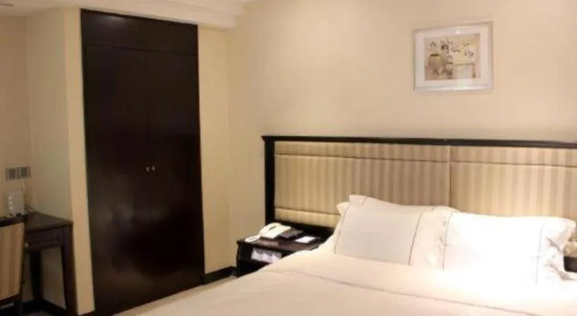 Bed in Metropolitan Hotel
