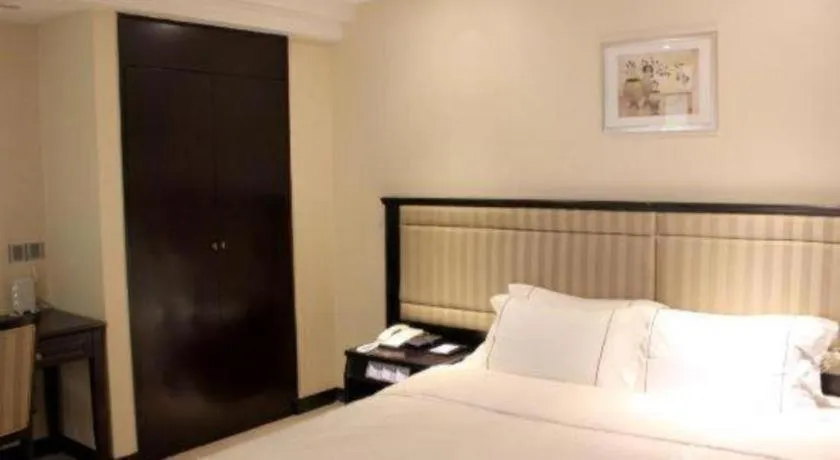 Bed in Metropolitan Hotel