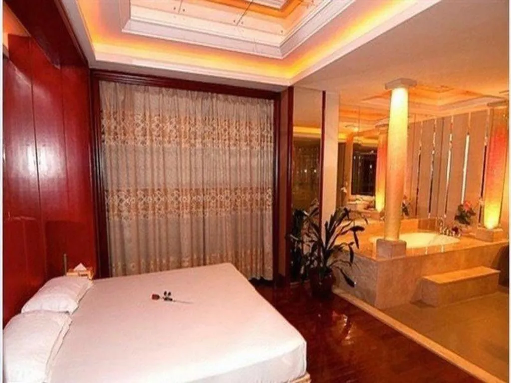 Bed in Metropolitan Hotel