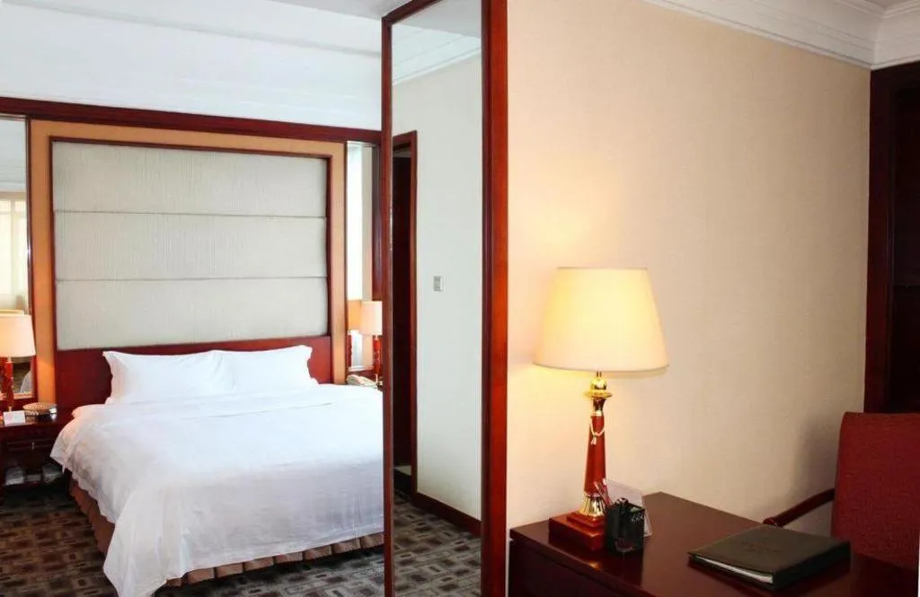 Bed in Metropolitan Hotel