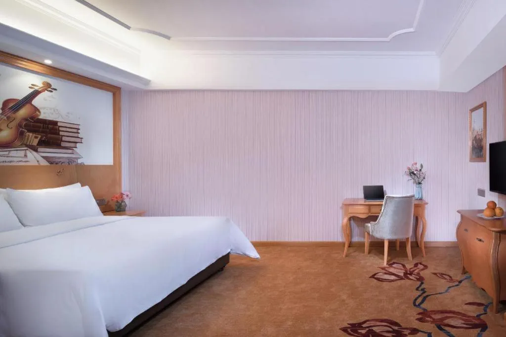 Bed in Vienna Hotel Guangdong Xinyi Jiaoyucheng River View