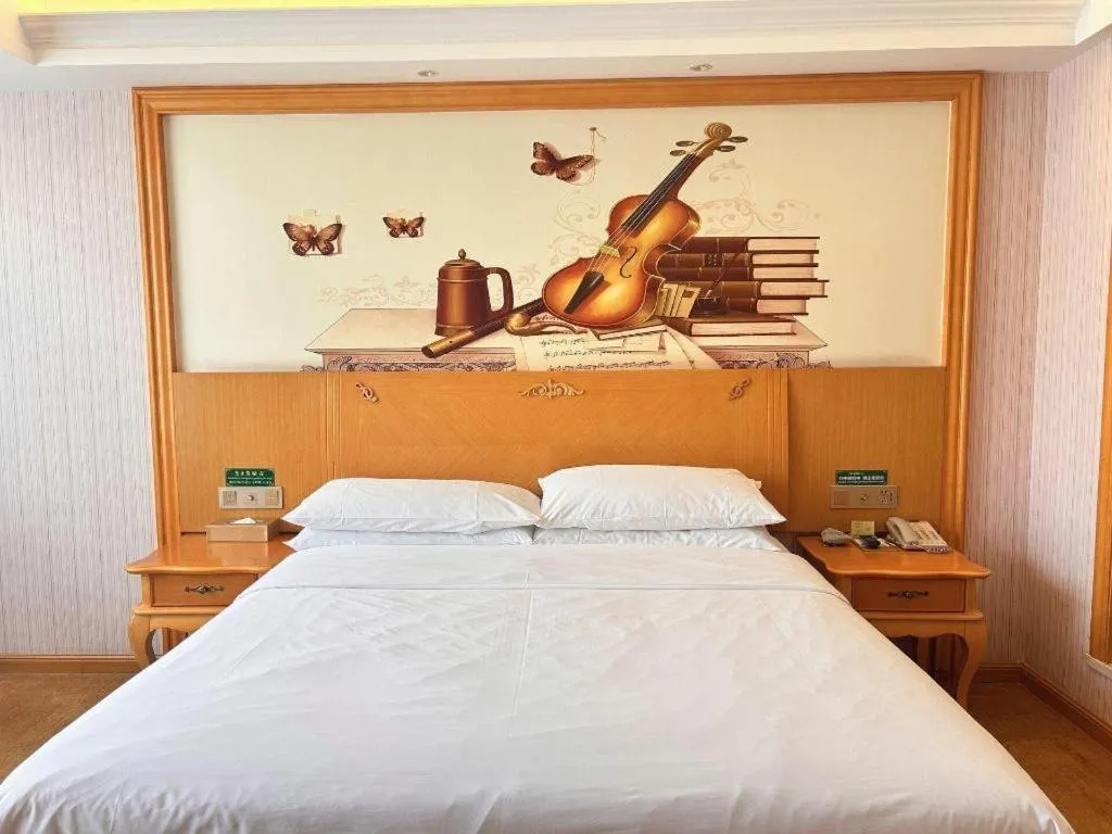 Bed in Vienna Hotel Guangdong Xinyi Jiaoyucheng River View
