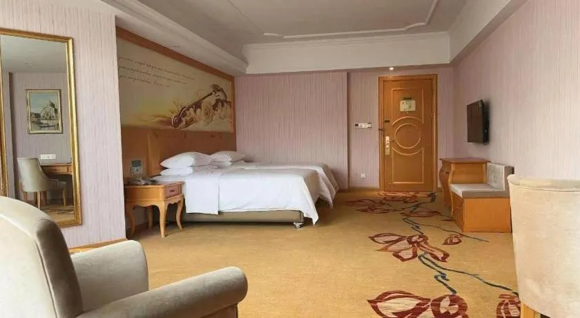Bed in Vienna Hotel Guangdong Xinyi Jiaoyucheng River View