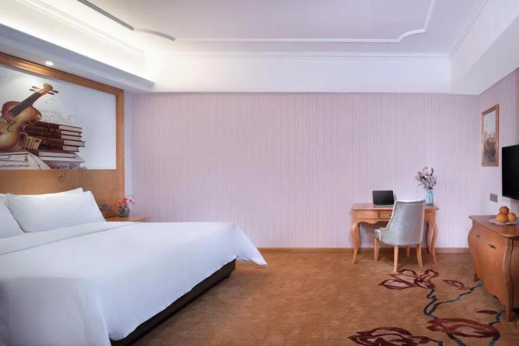 Bed in Vienna Hotel Guangdong Xinyi Jiaoyucheng River View