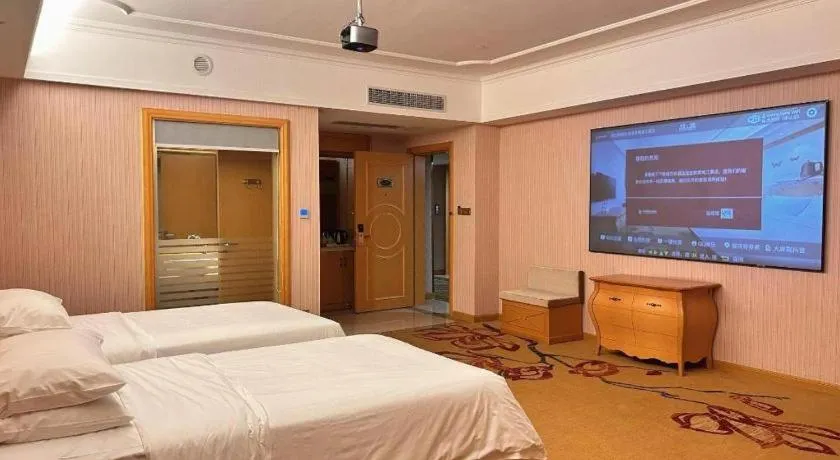 Bed in Vienna Hotel Guangdong Xinyi Jiaoyucheng River View