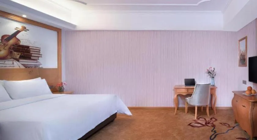 Bed in Vienna Hotel Guangdong Xinyi Jiaoyucheng River View