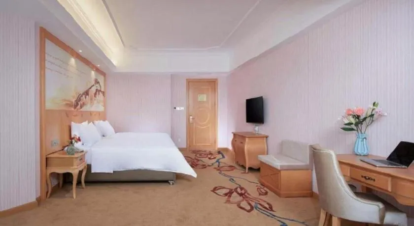 Bed in Vienna Hotel Guangdong Xinyi Jiaoyucheng River View