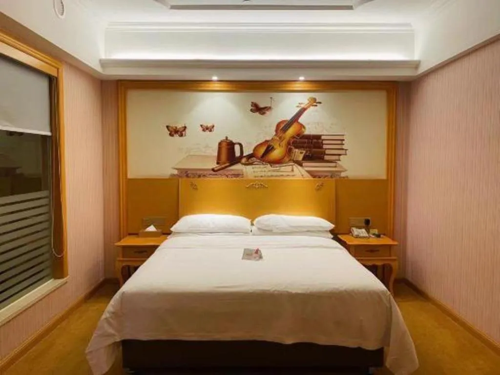 Bed in Vienna Hotel Guangdong Xinyi Jiaoyucheng River View