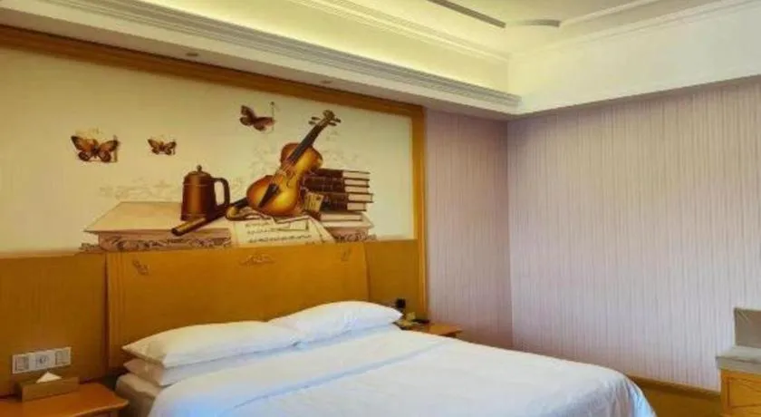Bed in Vienna Hotel Guangdong Xinyi Jiaoyucheng River View