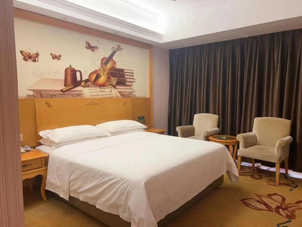 Bed in Vienna Hotel Guangdong Xinyi Jiaoyucheng River View