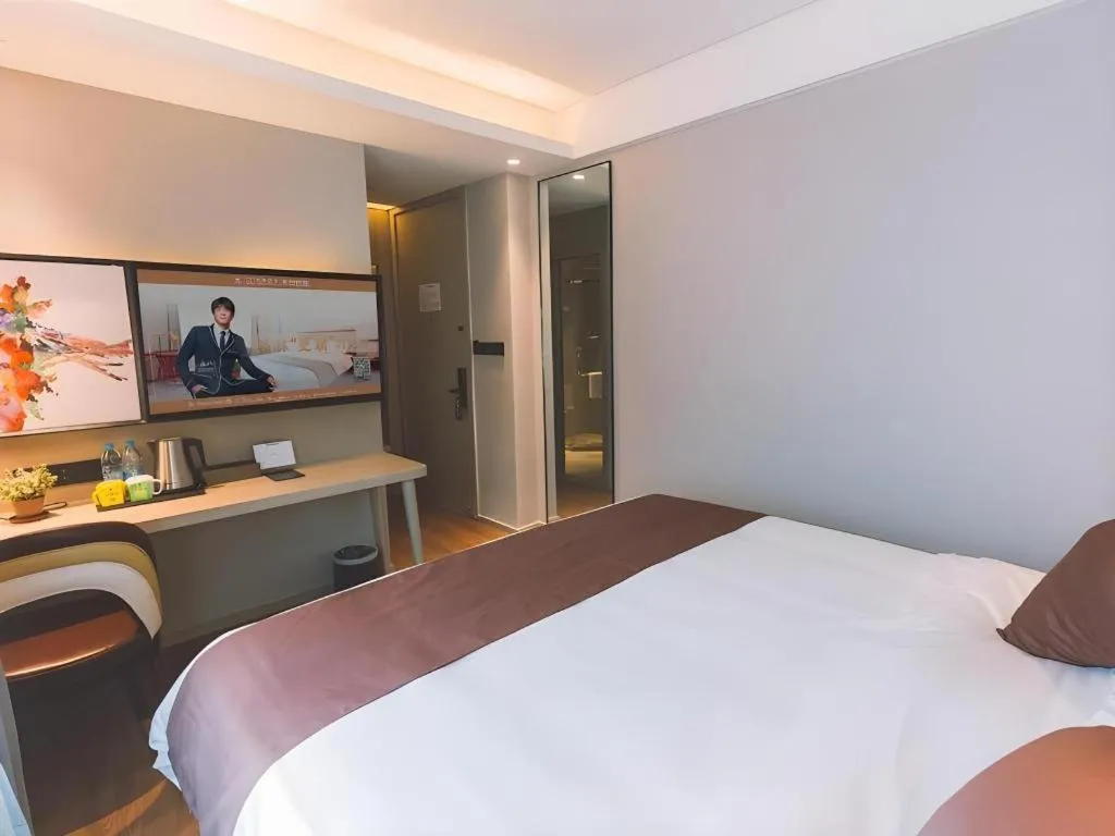 Bed in GYA Shanghai Jiangpu Hotel