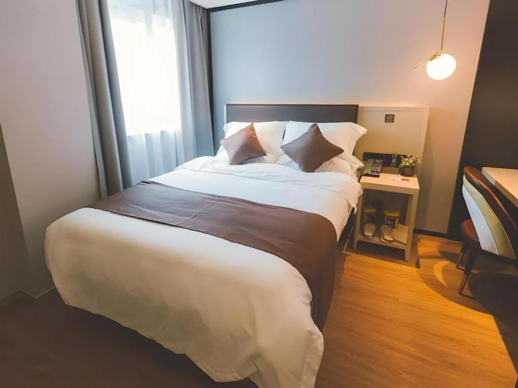 Bed in GYA Shanghai Jiangpu Hotel