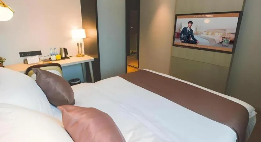 Bed in GYA Shanghai Jiangpu Hotel