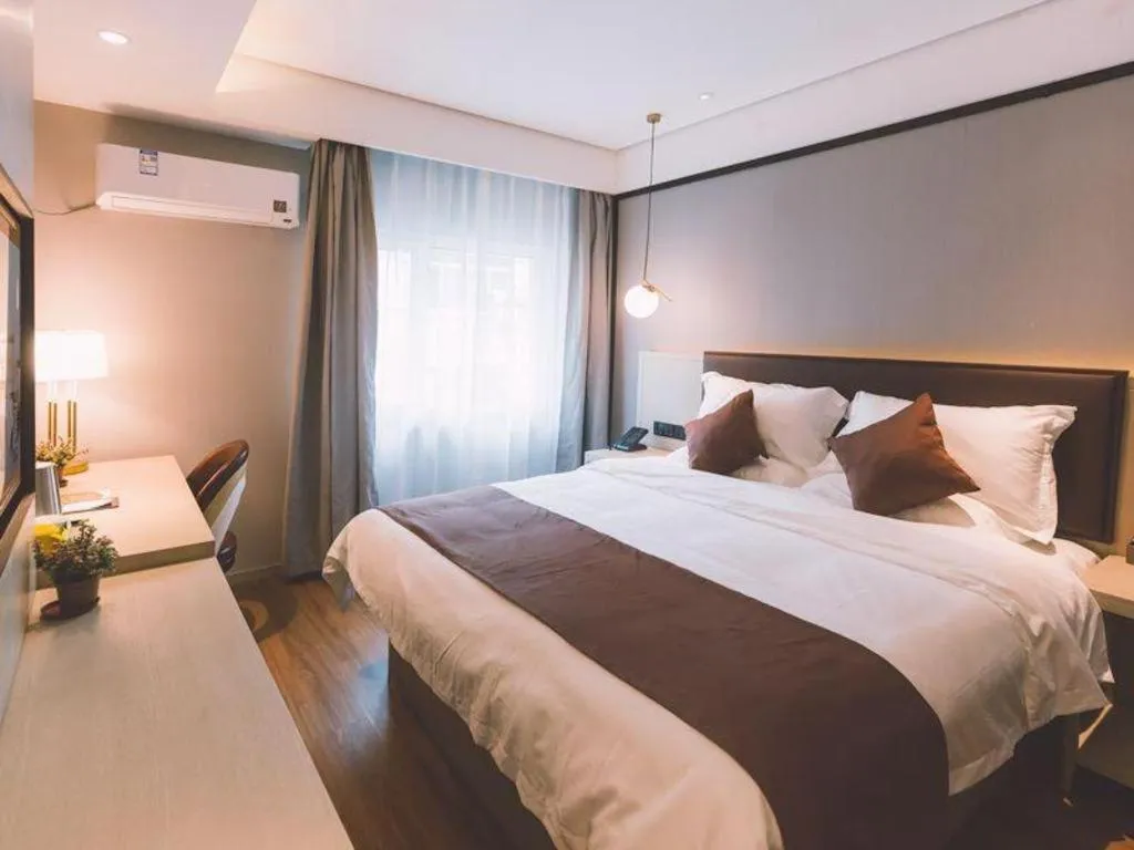 Bed in GYA Shanghai Jiangpu Hotel