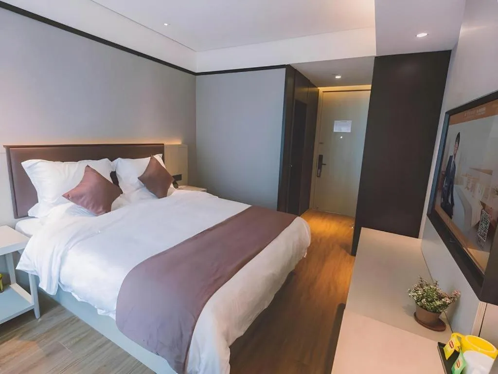 Bed in GYA Shanghai Jiangpu Hotel