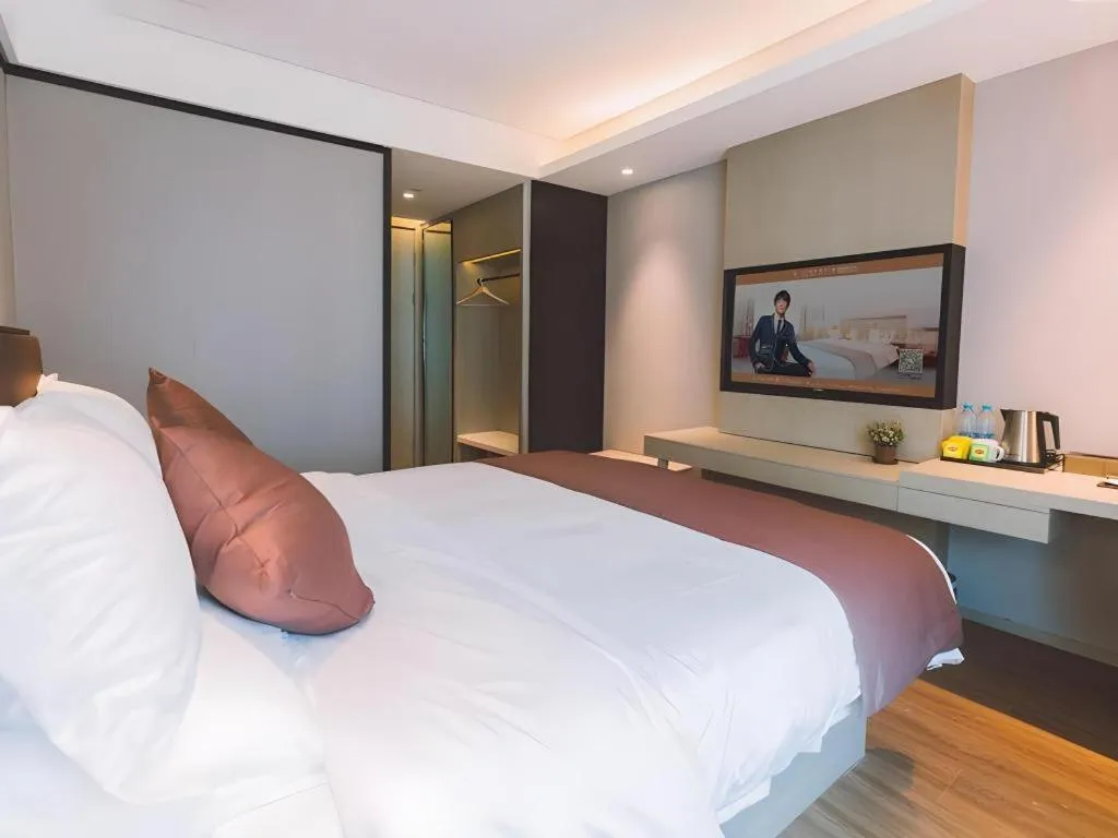 Bed in GYA Shanghai Jiangpu Hotel