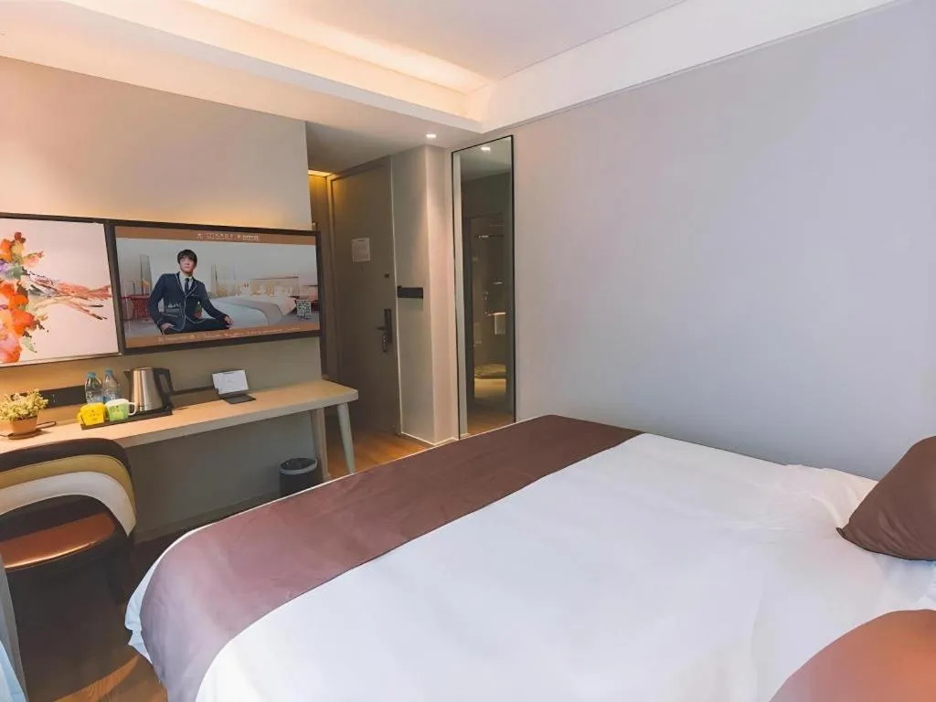 Bed in GYA Shanghai Jiangpu Hotel