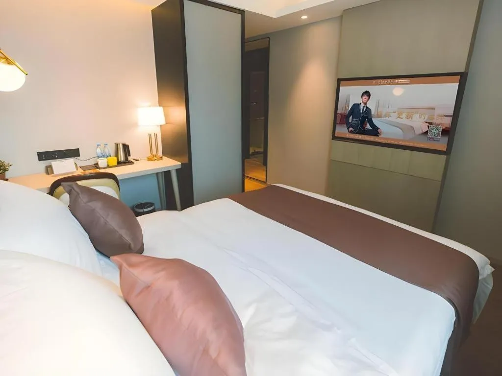 Bed in GYA Shanghai Jiangpu Hotel