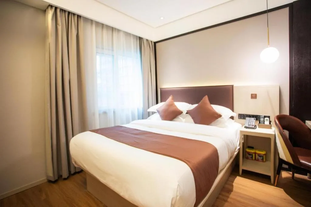 Bed in GYA Shanghai Jiangpu Hotel