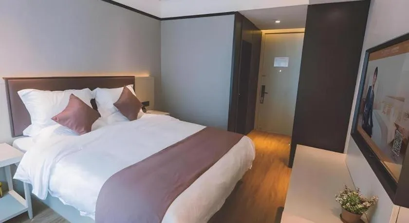 Bed in GYA Shanghai Jiangpu Hotel