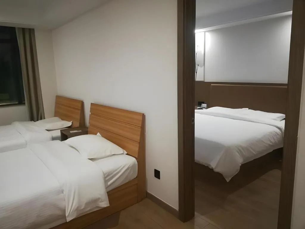 Bed in GreenTree Inn Haikou City Wuzhishan Road