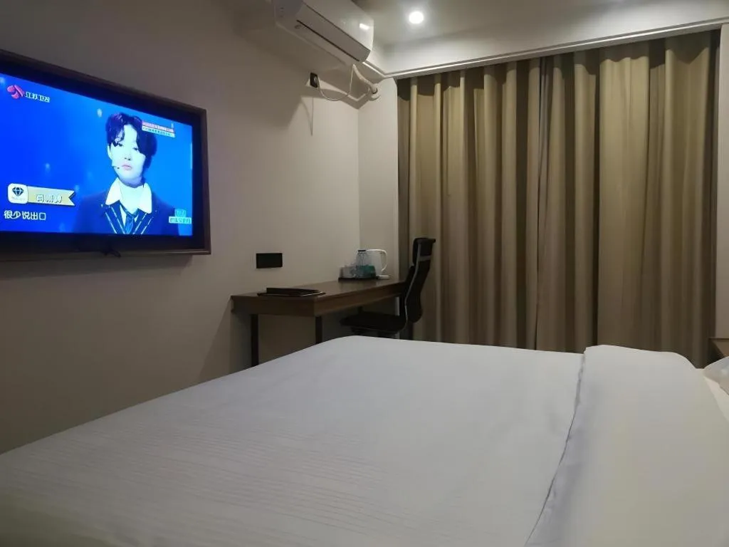 Bed in GreenTree Inn Haikou City Wuzhishan Road
