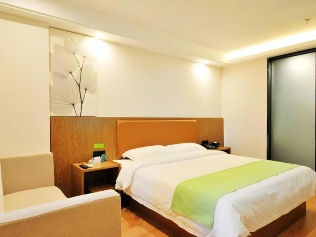 Bed in GreenTree Inn Haikou City Wuzhishan Road