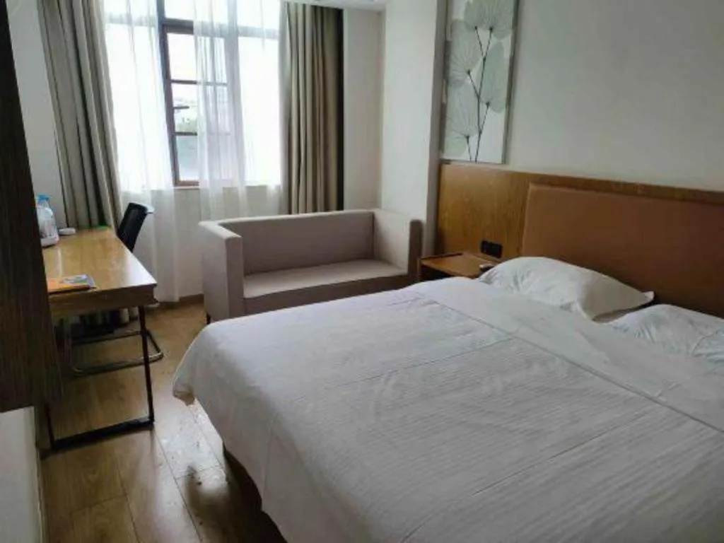 Bed in GreenTree Inn Haikou City Wuzhishan Road