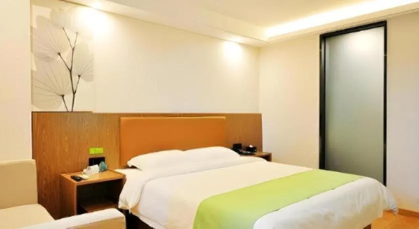 Bed in GreenTree Inn Haikou City Wuzhishan Road