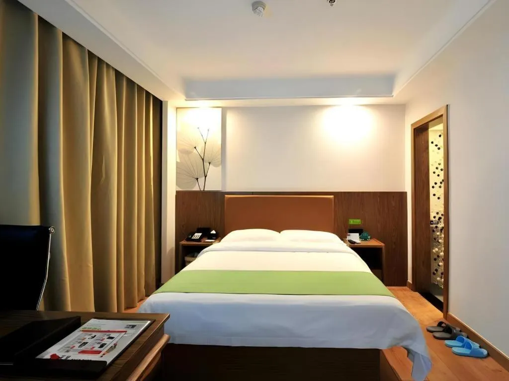 Bed in GreenTree Inn Haikou City Wuzhishan Road
