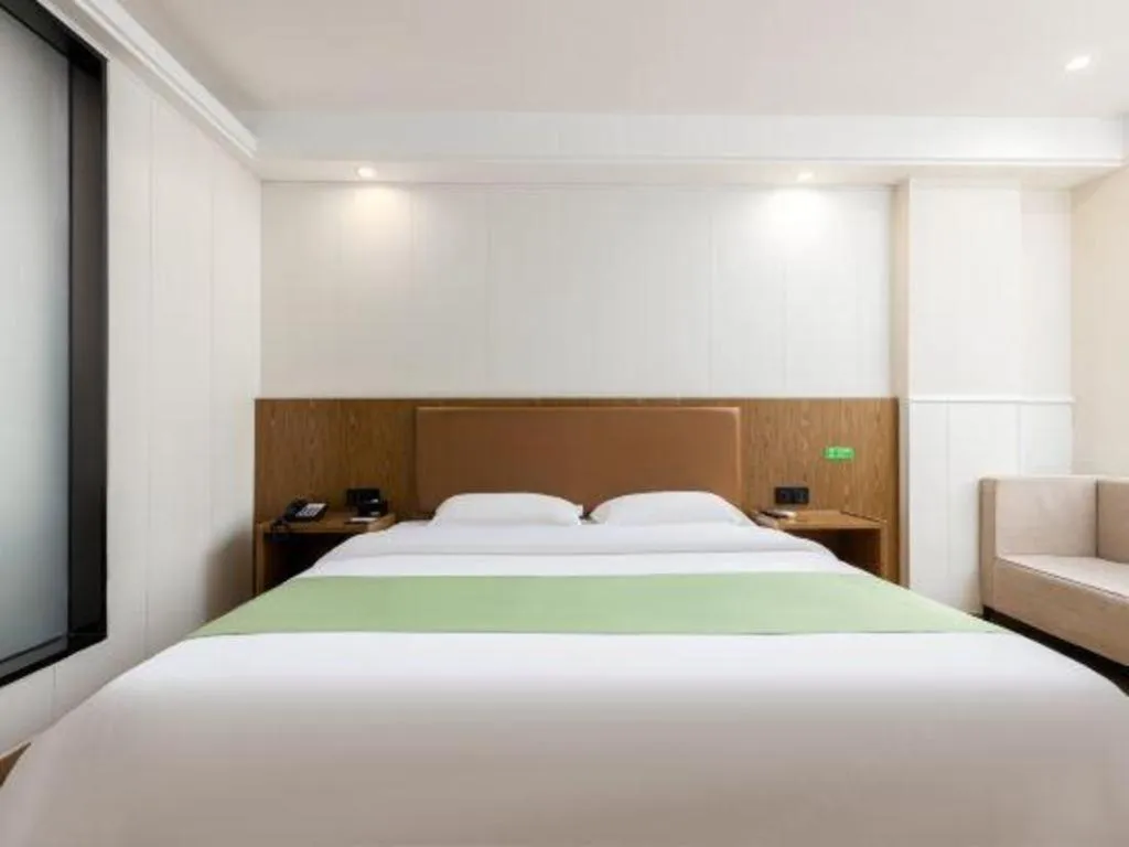 Bed in GreenTree Inn Haikou City Wuzhishan Road