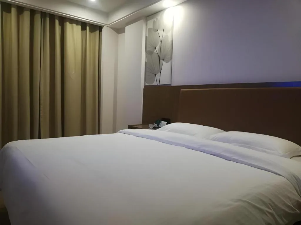 Bed in GreenTree Inn Haikou City Wuzhishan Road