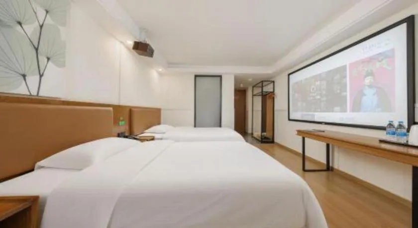 Bed in GreenTree Inn Haikou City Wuzhishan Road