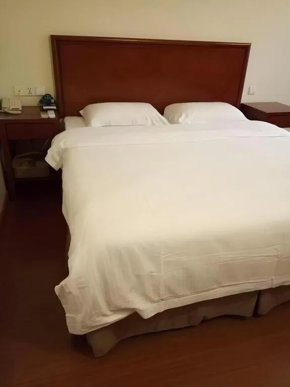 Bed in GreenTree Inn Chongqing Longhu Times Tianjie Xietaizi Metro Station
