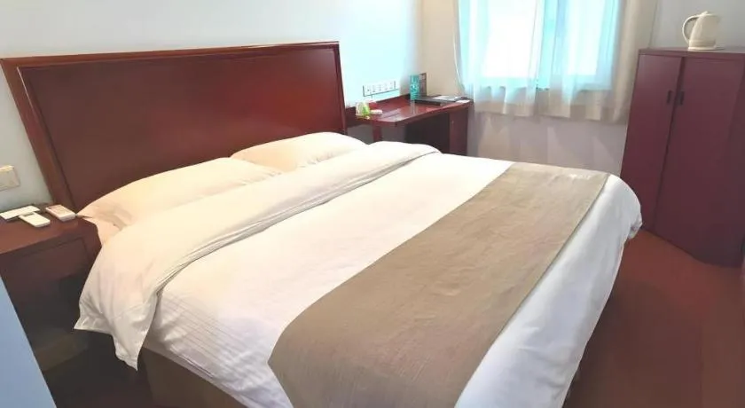 Bed in GreenTree Inn Chongqing Longhu Times Tianjie Xietaizi Metro Station