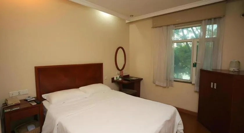 Bed in GreenTree Inn Chongqing Longhu Times Tianjie Xietaizi Metro Station