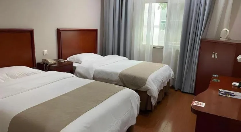 Bed in GreenTree Inn Chongqing Longhu Times Tianjie Xietaizi Metro Station