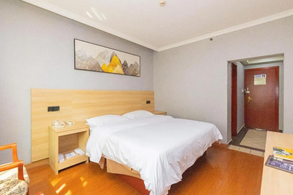 Bed in GreenTree Inn Chongqing Longhu Times Tianjie Xietaizi Metro Station