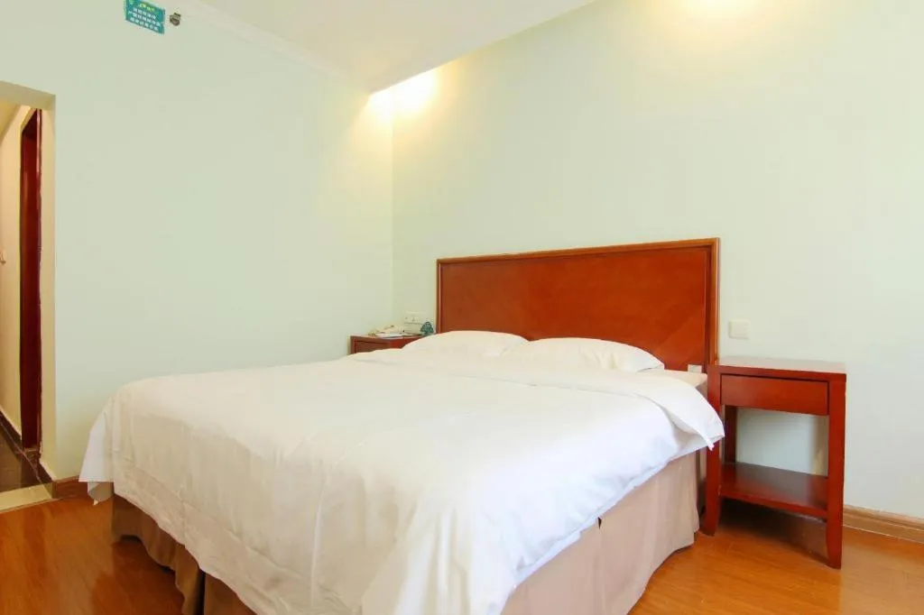 Bed in GreenTree Inn Chongqing Longhu Times Tianjie Xietaizi Metro Station