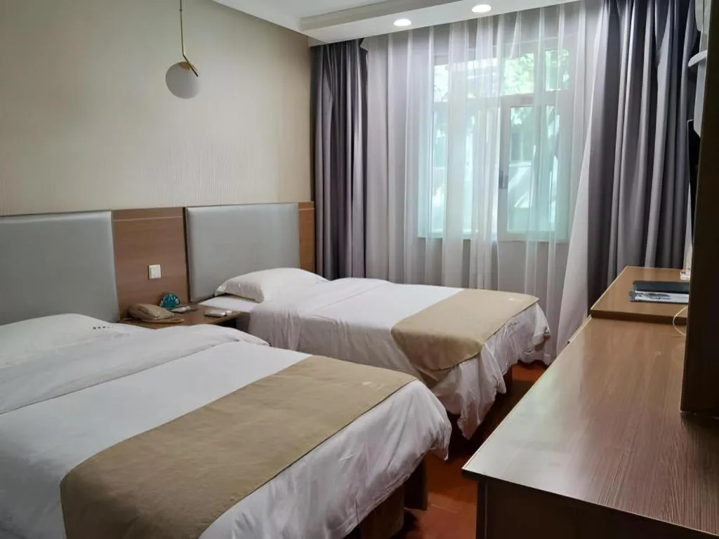 Bed in GreenTree Inn Chongqing Longhu Times Tianjie Xietaizi Metro Station