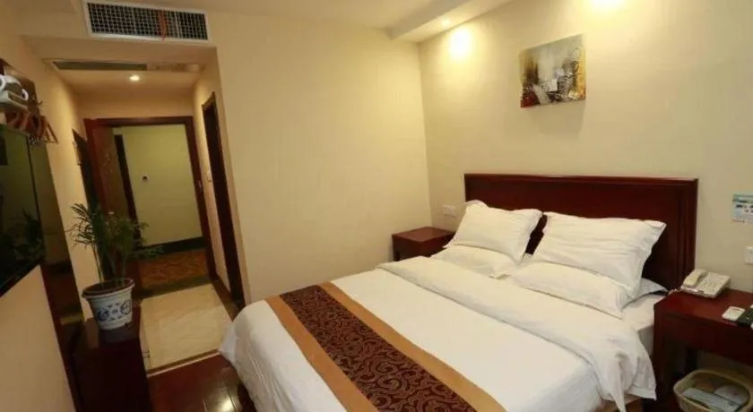 Bed in GreenTree Inn Chongqing Longhu Times Tianjie Xietaizi Metro Station